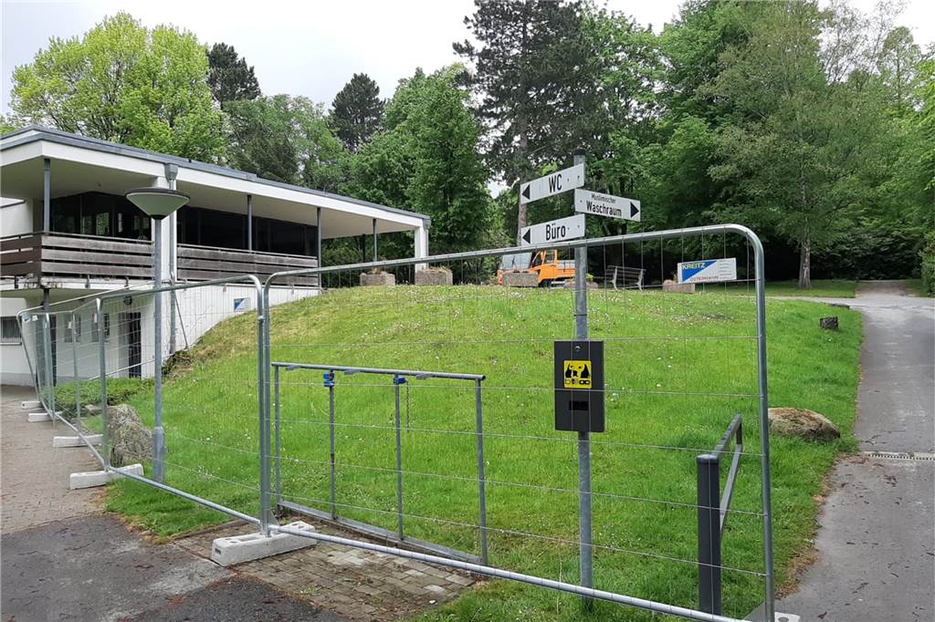 So menschenleer zeigte sich der Friedhof Merklinde am Montagmittag. Es waren aber bereits Zäune aufgebaut, um den Einlass am Dienstag regulieren zu können.