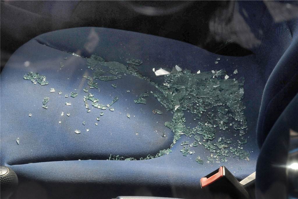 Autoknacker (15) nach 22 Uhr erwischt: Jetzt droht ihm noch Corona-Bußgeld So möchte keiner sein Auto vorfinden: Mit Glassplittern übersät war das Polster des Beifahrersitzes des Kleinwagens Im Reiche des Wassers.