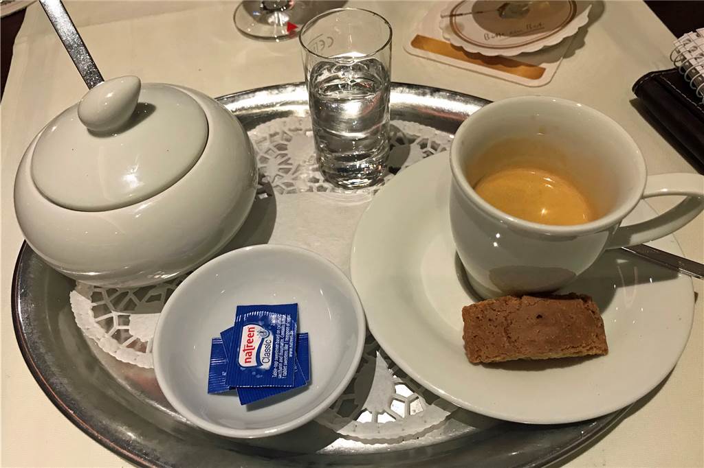 So muss ein Espresso serviert werden.
