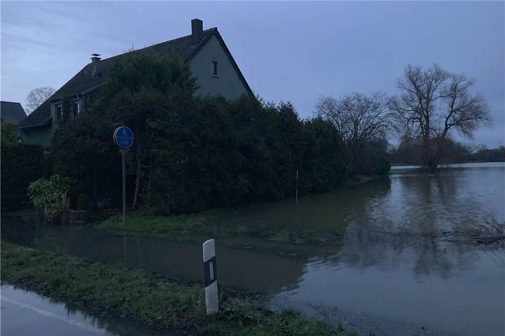 Feuerwehr und THW sichern Haus mit Sandsäcken: Hochwasser bei Ehepaar Hinter einer von der Lippe überfluteten Wiese im Nordosten Waltrops steht ein Wohnhaus.