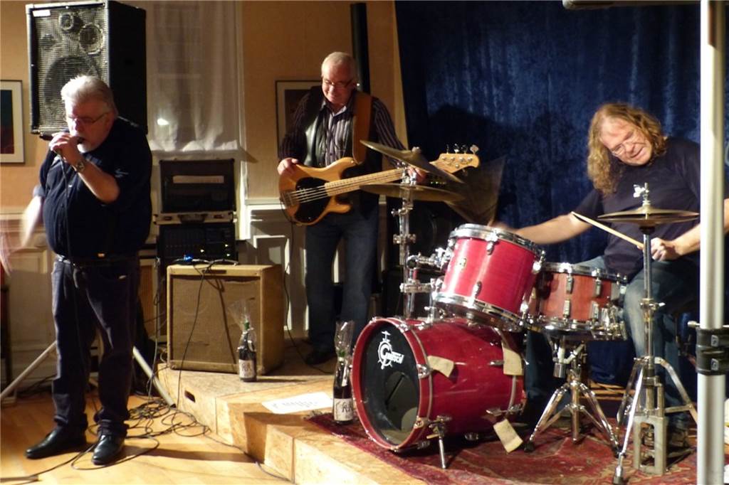Kunst- und Kulturverein Olfen: Jahresauftakt geht in die Beine So oder so ähnlich wird es am 14. Januar auf der Bühne im Olfonium aussehen, wenn „Harmonica Pete & the Blues Jukes“ auftreten.