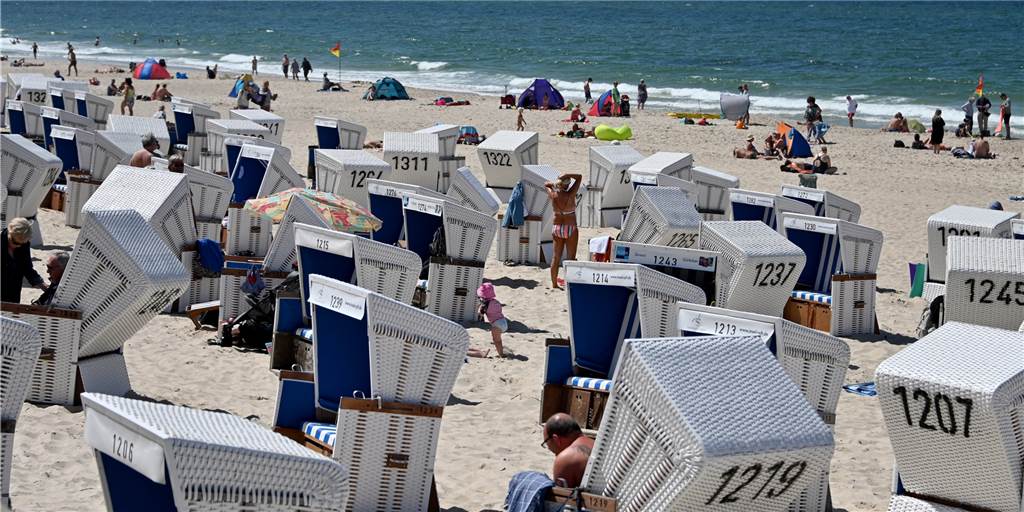 Castrop-Rauxel-Sylt mit dem 9-Euro-Ticket? Geht, aber kostet Nerven So oder so ähnlich wird es im Sommer wieder auf der Nordseeinsel Sylt aussehen. Von Castrop-Rauxel aus käme man auch mit dem neuen 9-Euro-Ticket dorthin. Aber man müsste viel Zeit einplanen.