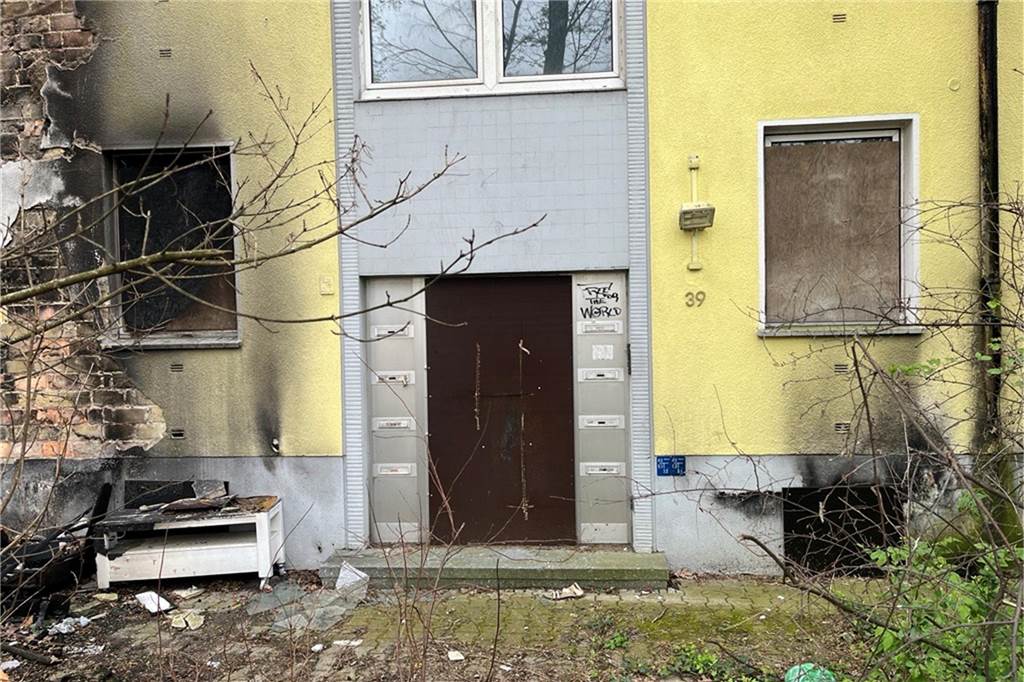 Betrüger kaufte Haus mit falscher Identität: Unbekannter ergaunert 260.000 Euro Eine große Platte versperrt den Eingangsbereich des Hauses.
