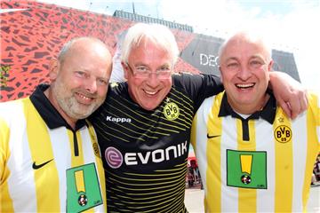 So richtig treue BVB-Fans und schon am Donnerstag am Breitscheidplatz (v.l.): Udo Möller, Heiko Wulf und Christian Pahl aus Rensburg in Schleswig Holtstein. Sie tippen 2:0, 2:0 und 3:1 - natürlich für den BVB.