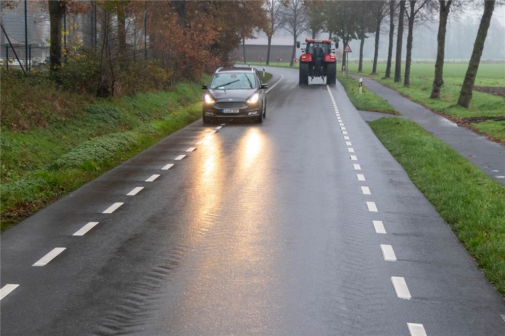 Was die Versuchsstrecke in Heek für Autofahrer so tückisch macht So richtig viel Platz bleibt nicht, wenn beispielsweise ein Trecker ankommt.