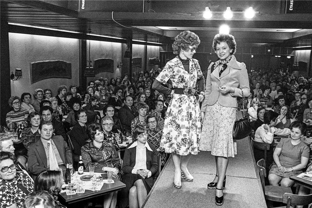 Wie aus dem Haus Koch-Willms einst der Tanzpalast Mythos wurde So sah Damenmode in den 1970er-Jahre aus: Angelika Nowitzki (r.) läuft hier 1975 in der Gaststätte Koch-Willms über den Laufsteg.