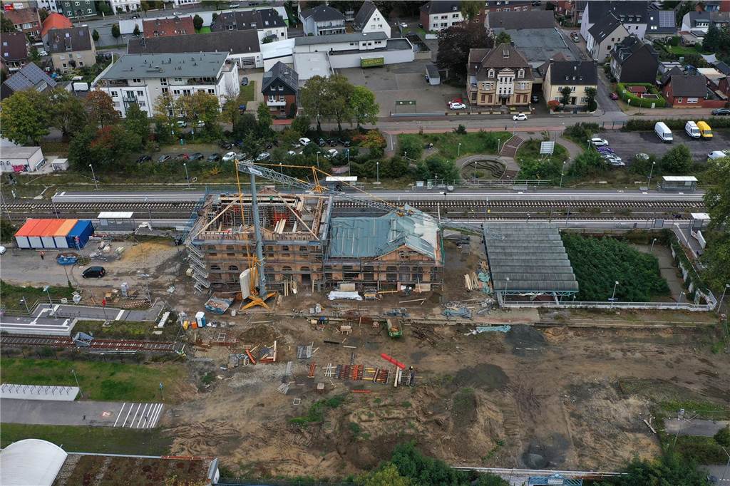 Großbaustelle am Bahnhof: Wann das Hindernis Treppenturm abgebaut wird So sah das Bahnhofsumfeld vor Beginn der Bauarbeiten aus - nur am Gebäude wurde schon saniert.