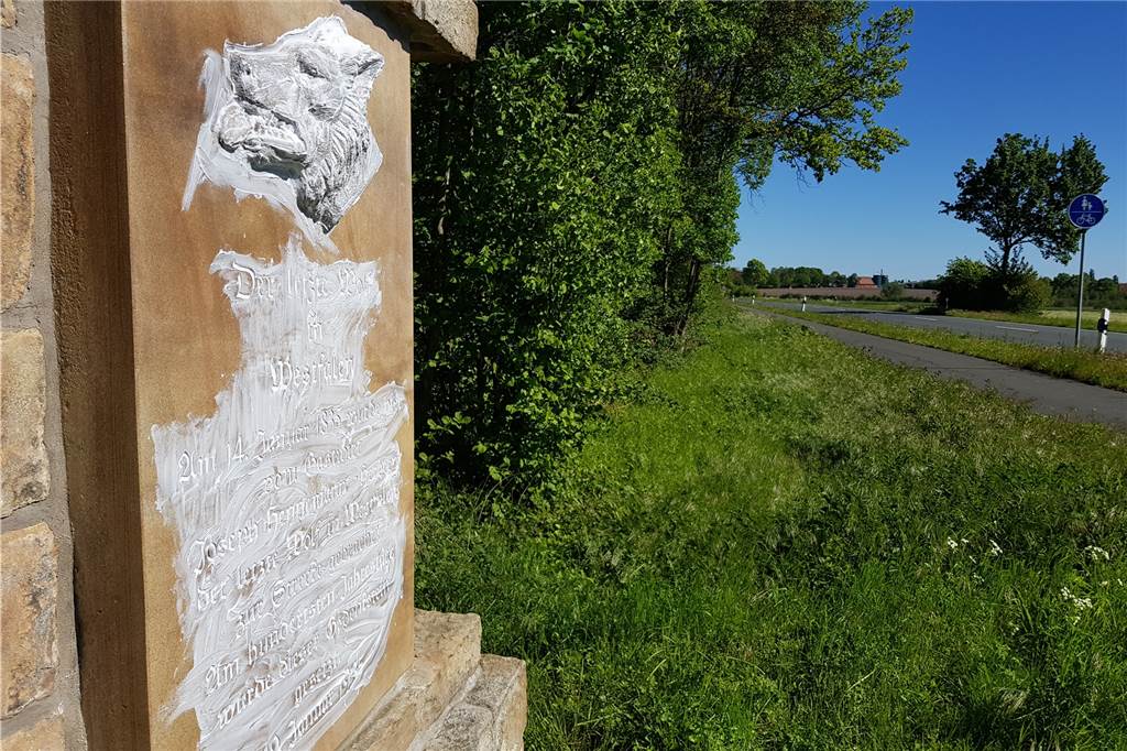Übler Scherz? „Letzter Wolf“ zwischen Werne und Herbern verschwindet unter Schmierschicht So sah das Denkmal in der vergangenen Woche aus. Was ist denn da los?