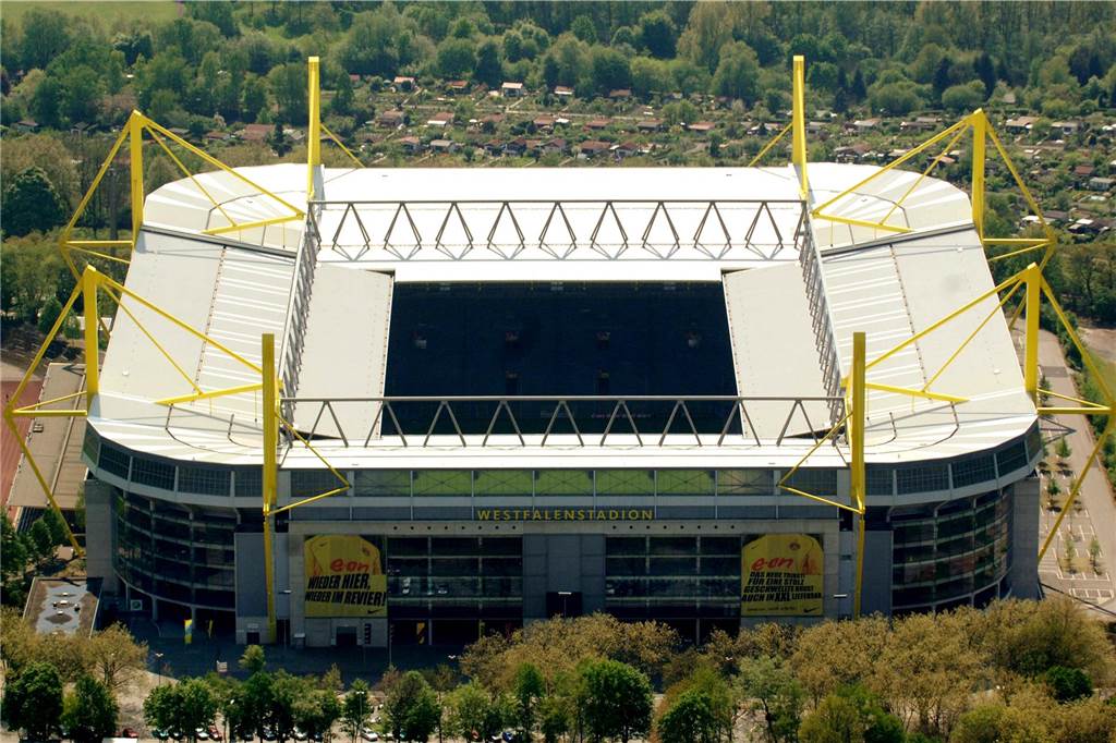 Der Streit um den Stadionnamen beim BVB: Tradition trifft auf die finanziellen Retter Das Westfalenstadion im Jahr 2005 aus der Luft.