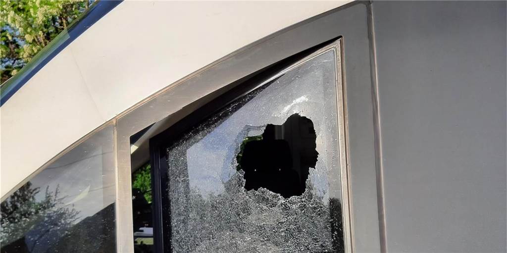 Neue Attacke auf den RE 14 ab Dorsten: Stein verfehlt Zugführer knapp Loch in einer Scheibe.