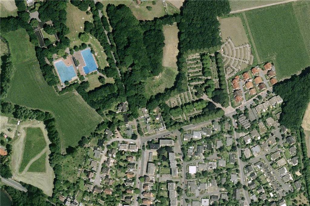Was wird bloß aus dem Freibadgelände? Wenn man das mal wüsste So sah das Freibad 1998 aus der Luft aus: Das vermittelt einen Eindruck von der Größe des Geländes.
