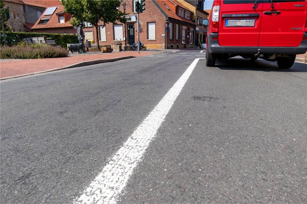 Sinnlose Markierung auf der Hauptstraße: Patzer ausgebessert So sah das Ganze noch Mitte August aus.