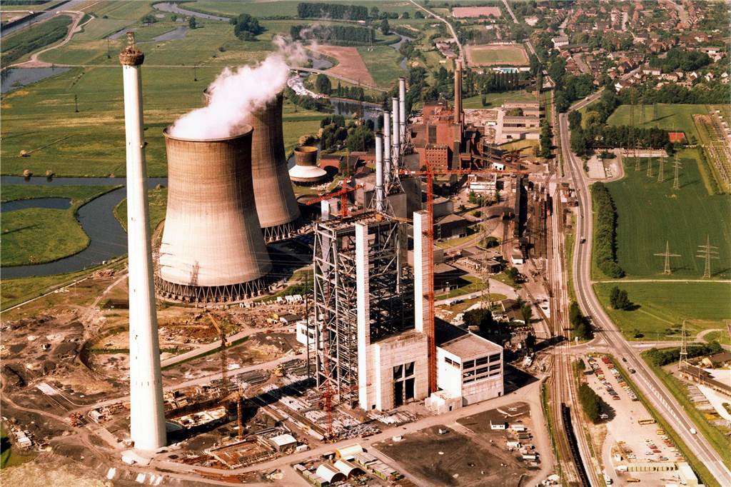 Das Kraftwerk aus der Luft in den 1980er Jahren