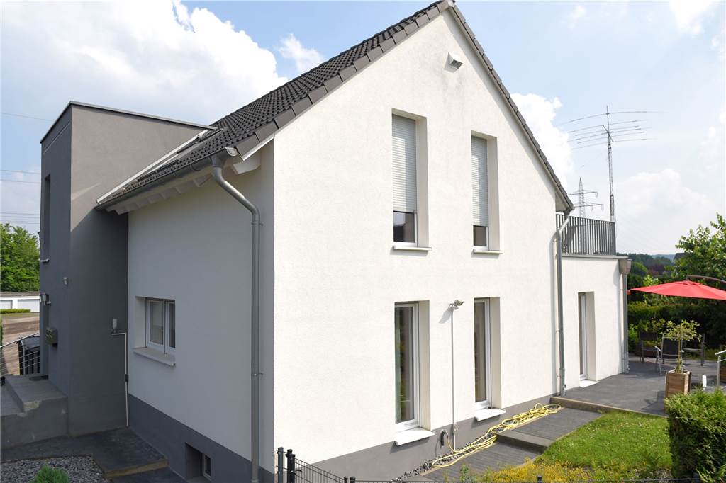 Abrissverfügung vom Tisch: Das Happy End kostete die Ahlers 200.000 Euro So sah das Haus vor dem Umbau aus.