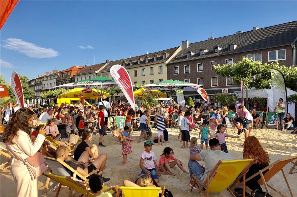 Vorbereitungen laufen: Drei Tage Beachfeeling bei „Dorsten karibisch“ Sandstrand mit feiernden Menschen in Geldern.