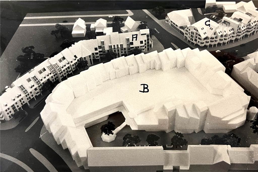 Halterns erstes Kaufhaus: Wutausbrüche und Bürgerprotest So sah das Modell aus, mit dem Architekt Siegfried Wrocklage ins Rennen ging. Alle drei Komplexe der Muttergottesstiege sind realisiert worden, auf dem Weg dorthin gab es eine Menge Ärger.
