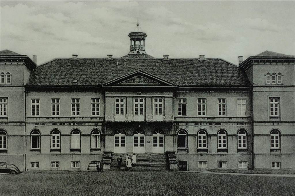 Baumeister der Buddenburg in Lünen: Überfallen, geschlagen und vergessen So sah das Schloss von Lippholthausen in den 1950er-Jahren aus. 1977 wurde es abgerissen