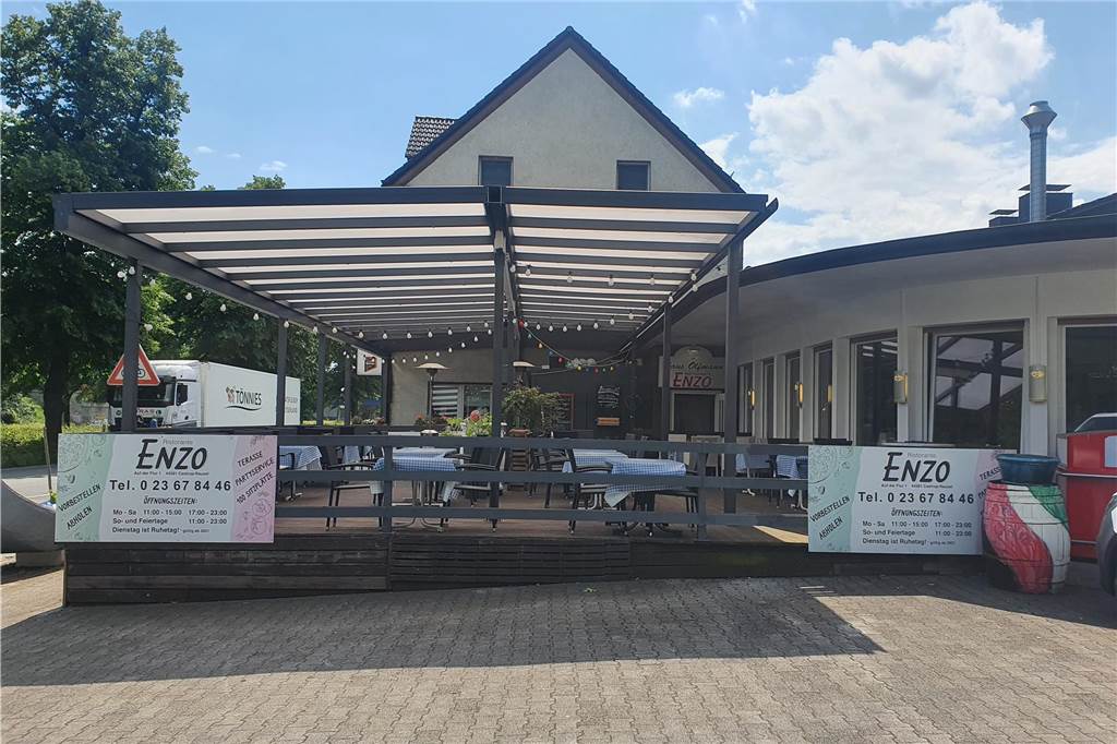 Pizzeria Enzo hat doppelt Ärger um Terrassendach: Es geht um Betrug So sah das Terrassendach aus. Doch es war undicht. Nach langem Streit baute die Firma das Dach wieder ab. Auch mit der nächsten Firma hatte Vincenzi Parisi kein Glück. Erst jetzt soll endlich ein perfektes Dach die Gäste vor der Sonne schützen.
