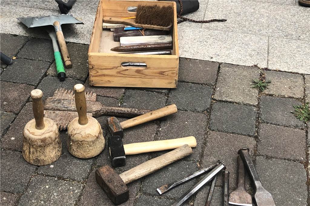 Die zwei Berufsleben des Franz-Josef Rickers: Grabsteine und Kunst So sah das Werzeug eines Steinmetzes auch vor Hunderten von Jahren schon aus.