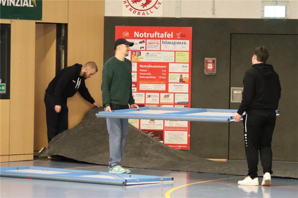 So sah der Aufbau in der Rundsporthalle Lünen aus. Die Rundumbande steht.