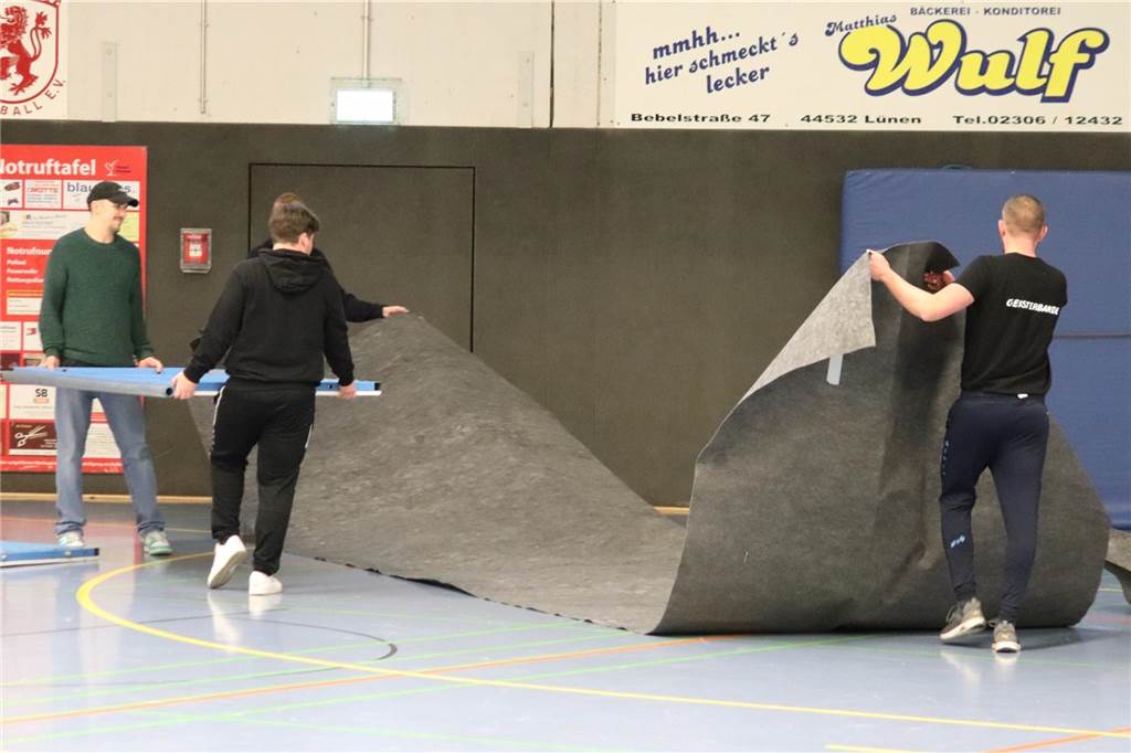 So sah der Aufbau in der Rundsporthalle Lünen aus. Die Rundumbande steht.