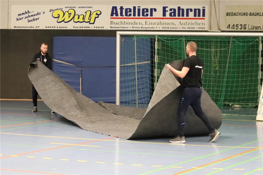So sah der Aufbau in der Rundsporthalle Lünen aus. Die Rundumbande steht.