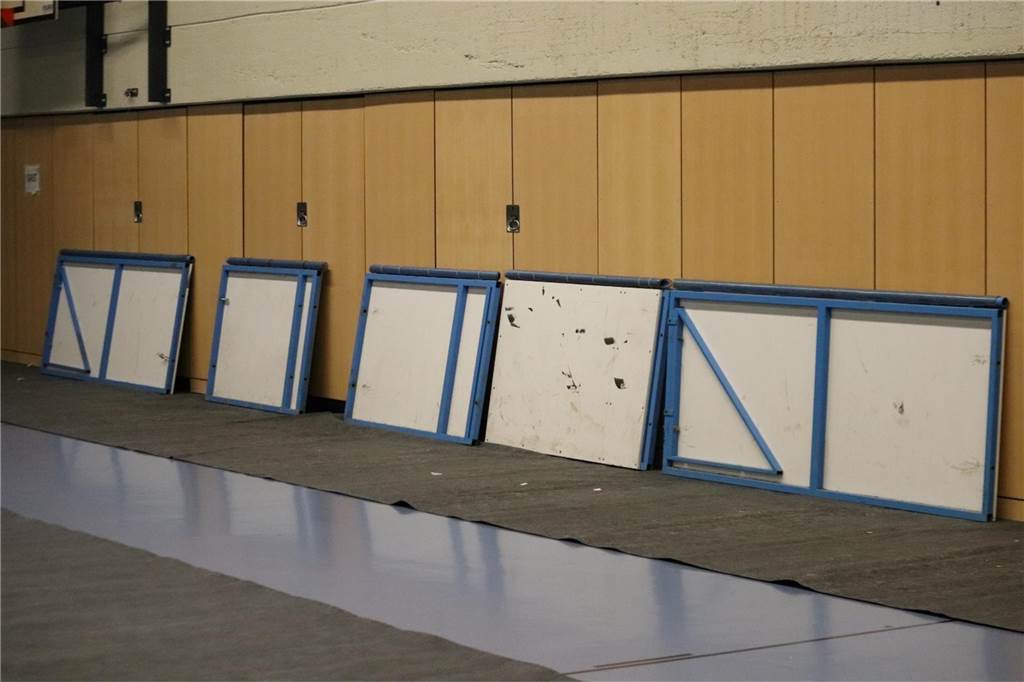 So sah der Aufbau in der Rundsporthalle Lünen aus. Die Rundumbande steht.