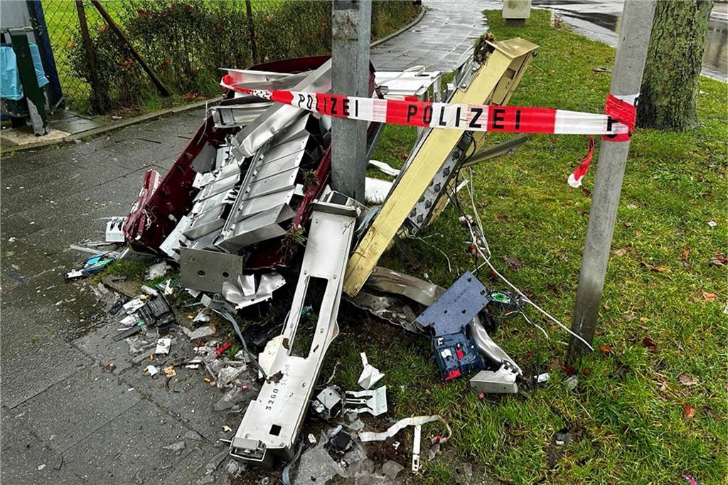 Gesprengter Zigarettenautomat immer noch nicht abgeholt Die Überreste eines gesprengten Zigarettenautomaten an der Stockumer Straße in Werne liegen auf der Straße.