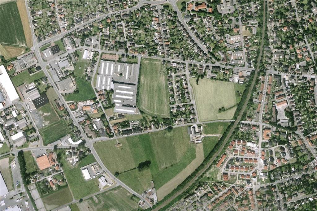 So sah der Bereich Baaken zwischen 1998 und 2003 aus. Auch wenn sich auf der Fläche nicht viel geändert hat, fällt auf: Südöstlich der Bahntrasse ist neue Wohnbebauung hinzugekommen.