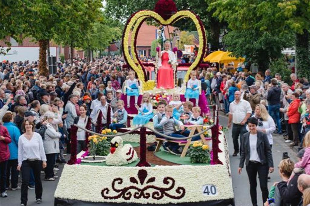 Der Traum vieler Legdener Mädchen: Warum Nina Iking zweimal gekrönt wird Nele Mathmann auf ihrem Dahlienköniginnenwagen beim Blumenkorso 2017.