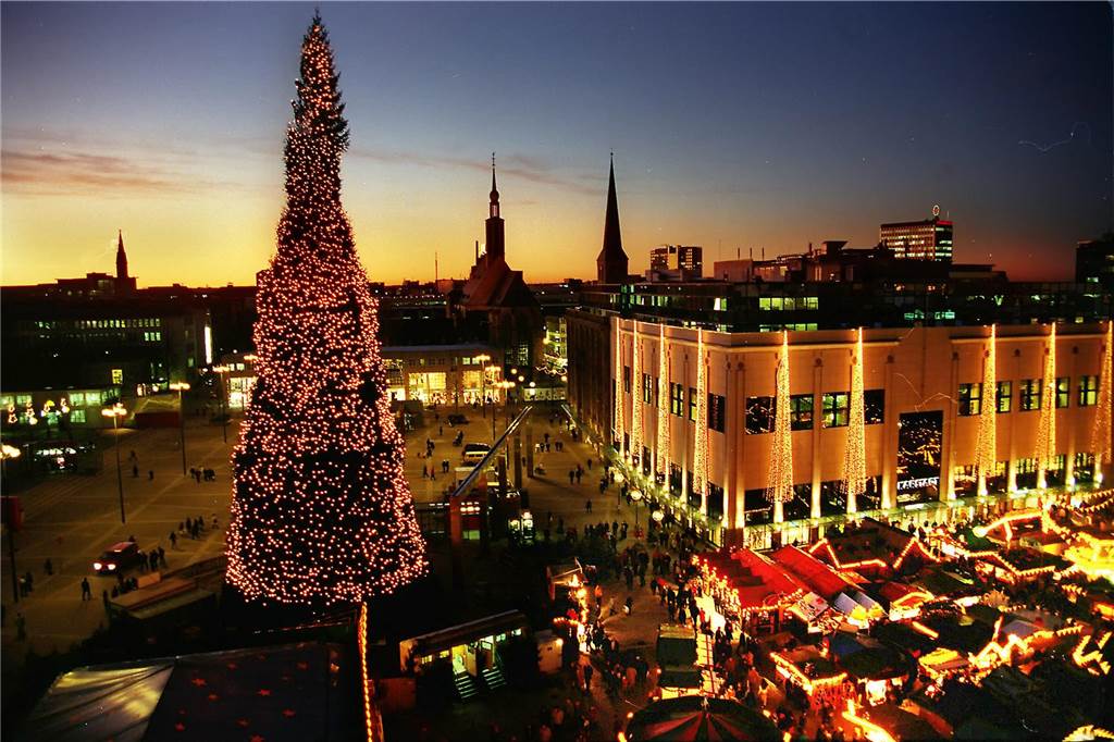 Alles Wissenswerte zum größten Weihnachtsbaum der Welt Luftbild des Dortmunder Weihnachtsbaums aus dem Jahr 1998.