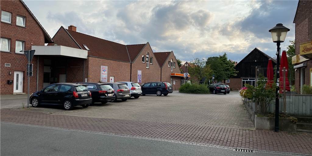 Rossmann, Lüningmeyer und Co.: 100 Prozent Baurecht für Grundstücke um Eschenplatz gewünscht Ein leerer Platz.