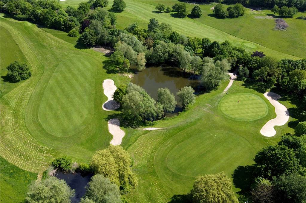 So sah der Golfplatz in diesem Bereich vor Beginn des Rückbaus aus.