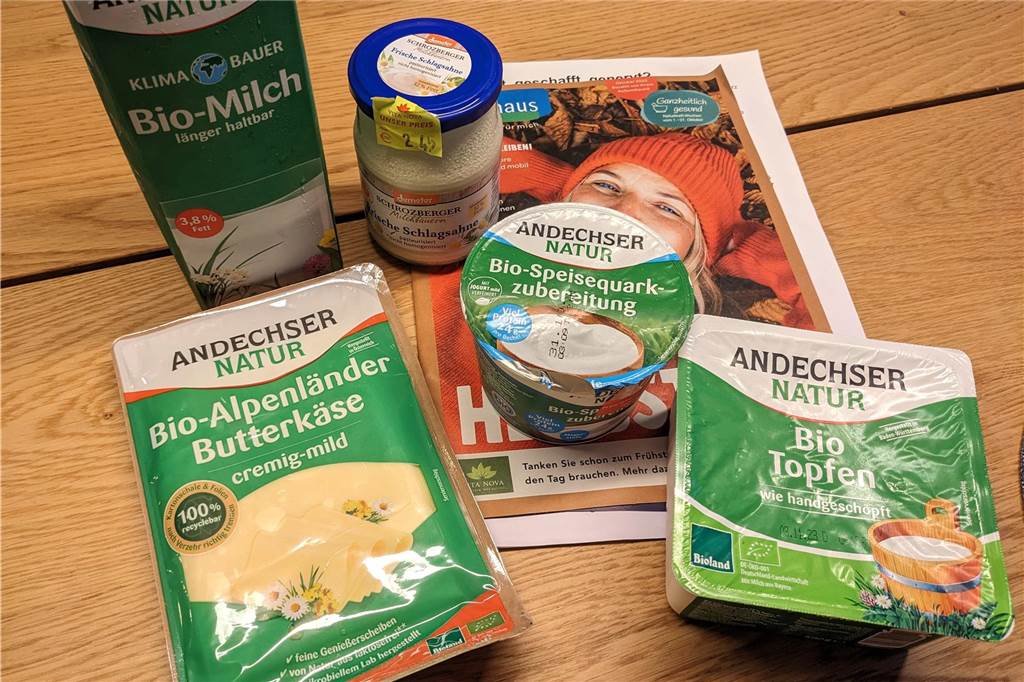 App „Too good to Go“: Mit Schnäppchen gegen Lebensmittelverschwendung Bio-Milch, -Käse, -Schlagsahne, -Topfen und -Speisequark liegen auf einem Tisch - der Inhalt der Test-Tüte aus dem Reformhaus Kaubisch.