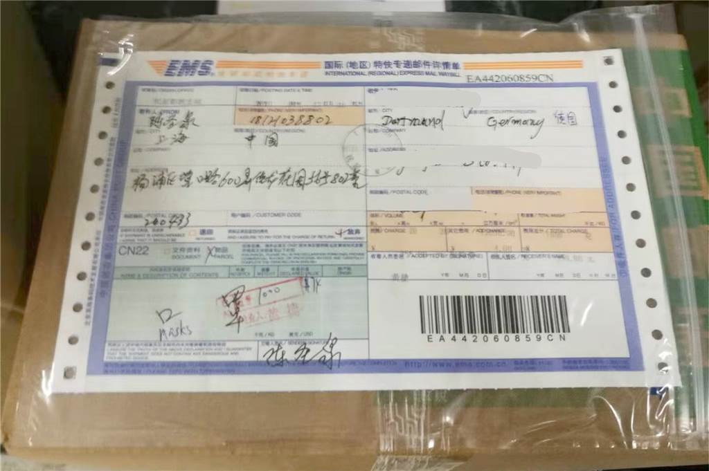 200 Schutz-Masken aus China kommen nach Wochen in Dortmund an So sah der Karton mit den Masken aus, bevor er auf die Reise nach Deutschland ging.