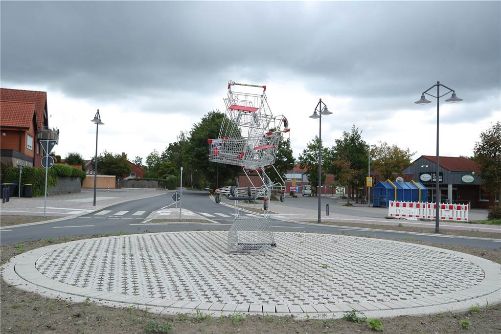 Einkaufswagen-Skulptur ruft viele Reaktionen hervor - folgen auch rechtliche Konsequenzen? So sah der Kreisverkehr bis zum Mittag des Montags, 9. September, aus.