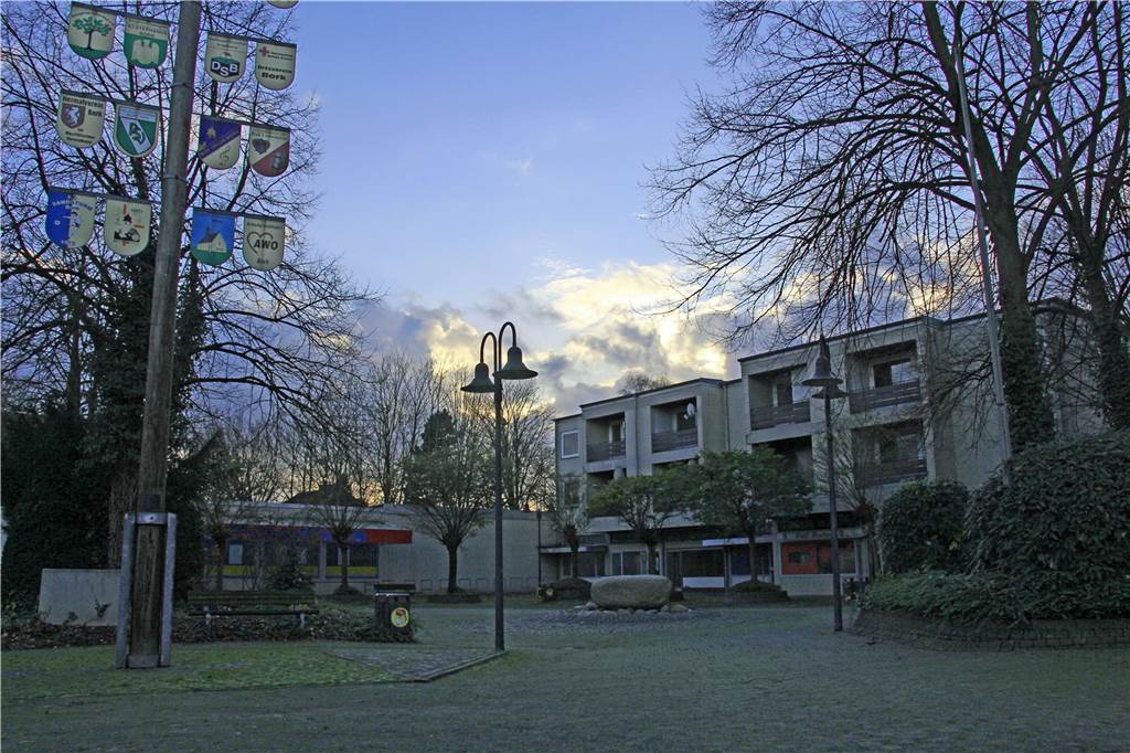 Marktplatz mit Altenheim: Nach langem Stillstand geht es weiter in Bork So sah der Marktplatz in Bork noch vor einigen Jahren aus. Die Bebauung stammte aus den 70er-Jahren. Unter anderem ein Lebensmittelmarkt, eine Pommesbude und Wohnungen waren in den Gebäuden.