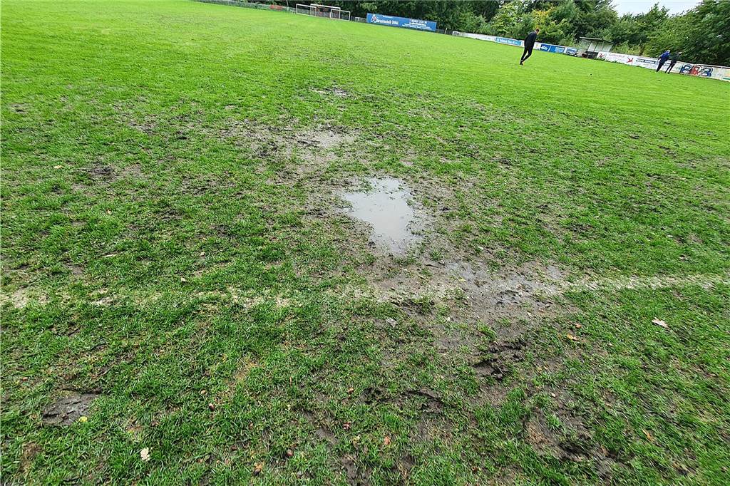 Billmerich, Overberge und der Faktor Waldstadion Rasenplatz in Billmerich mit Schlammpfützen.
