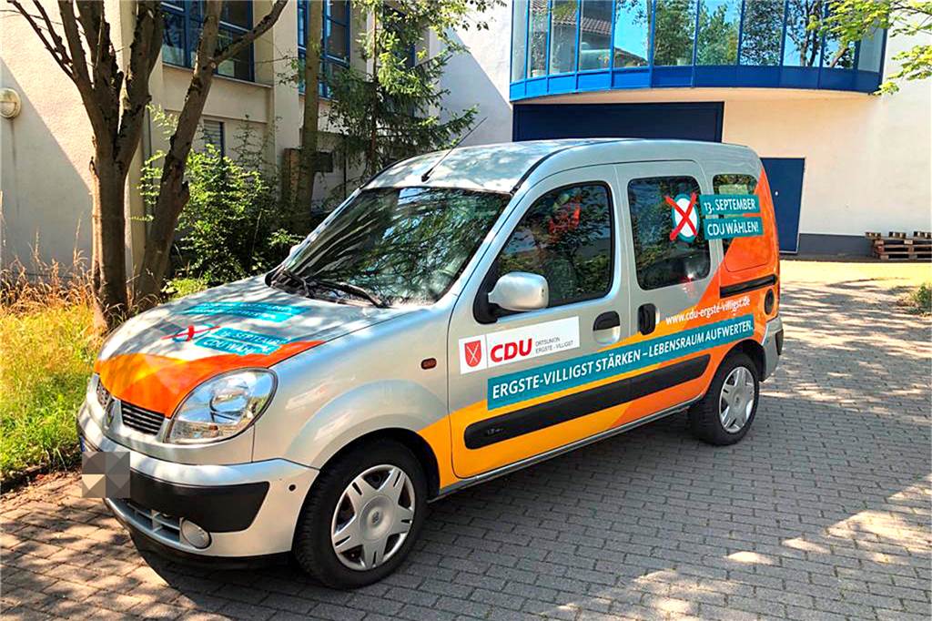 CDU-Auto angezündet: Feuerschein schreckt Nachbarn in ruhiger Wohngegend auf So sah der Renault Kangoo der CDU Ergste-Villigst vor dem Brand aus. Die Ortsunion hatte den Wagen erst 2020 zum Kommunalwahlkampf gekauft.