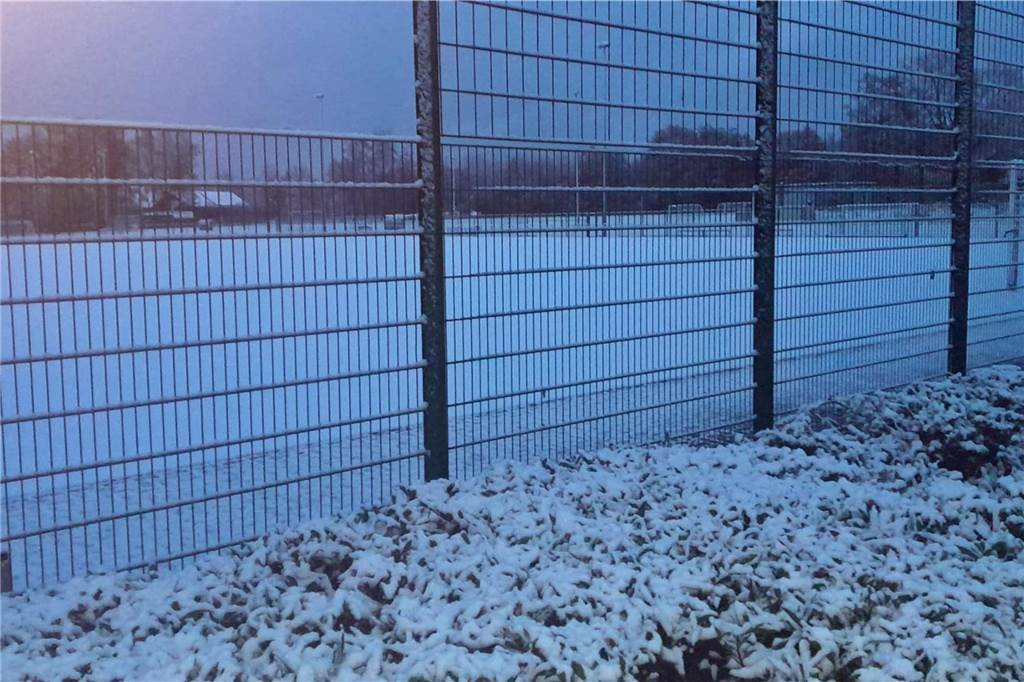 Kein Pokalspiel in Schöppingen: Kunstrasen voller Schnee So sah der Schöppinger Kunstrasenplatz am späten Mittwochnachmittag aus.