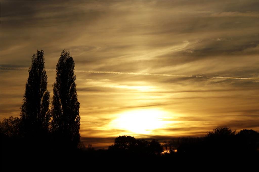 So sah der Sonnenuntergang noch zu Beginn aus. Später entwickelte er sich zu einem kräftigen Farbverlauf.