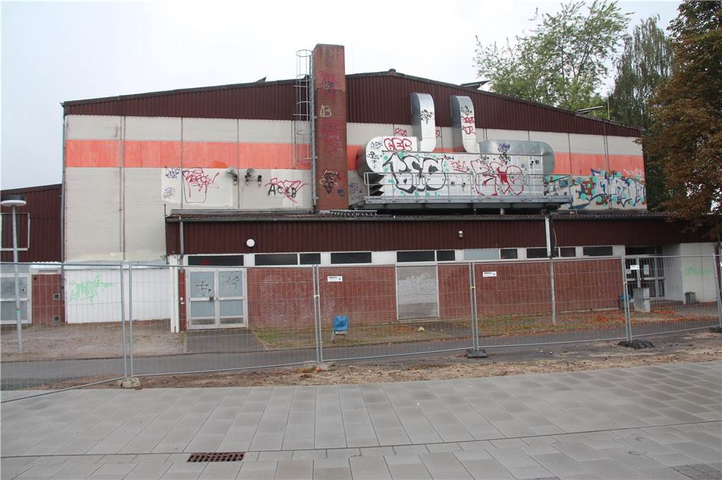 Neue Multifunktionshalle: Von der alten Dreifachhalle ist nicht viel übrig So sah die alte Dreifachhalle zuletzt aus. Kein schöner Anblick.