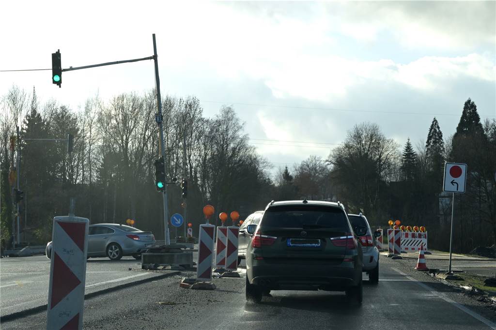 B54-Baustelle: Ampel steht nun an B236-Kreuzung auf der richtigen Seite So sah die Ampel-Situation an der Kreuzung B54/B236 aus, bevor Straßen.NRW die Anlage umgestellt hat.