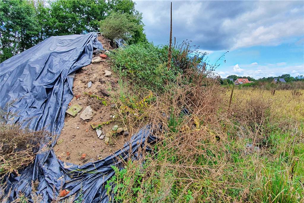 Asbestfläche: Noch bis zu 3000 Tonnen belastetes Material im Boden So sah die Fläche in der Bleiche noch im September 2021 aus. Die Entsorgung des asbesthaltigen Bauschutts kostet die Gemeinde bisher 600.000 Euro.
