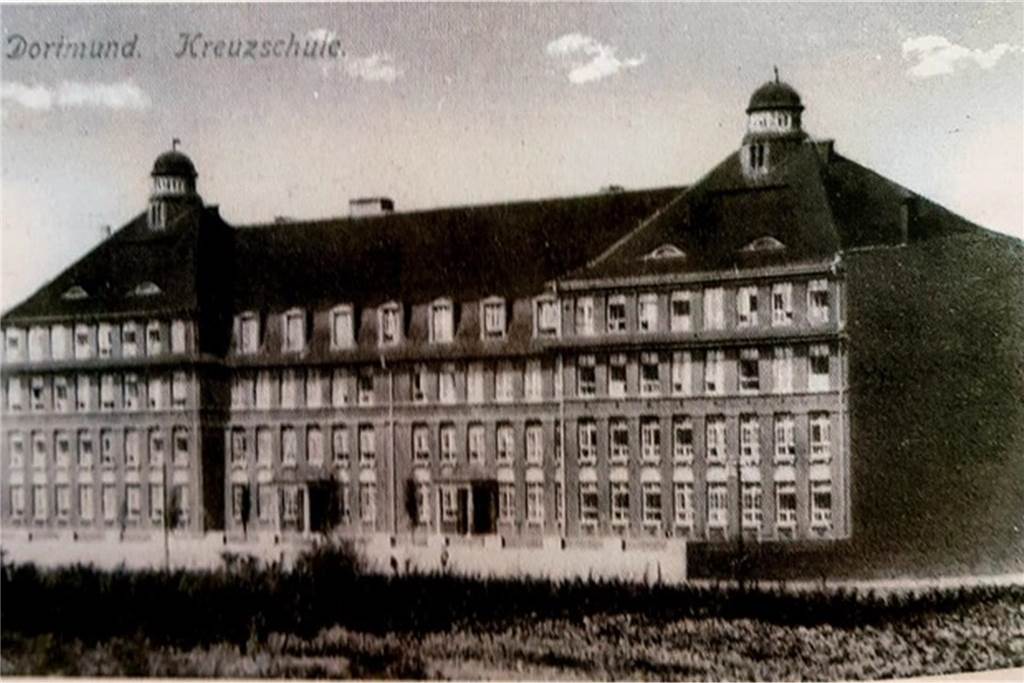 „Plastikbesteck statt Tafelsilber“: Streit um Schul-Abrisspläne So sah die Kreuz-Grundschule einmal aus. Sie war sogar ein Postkarten-Motiv.