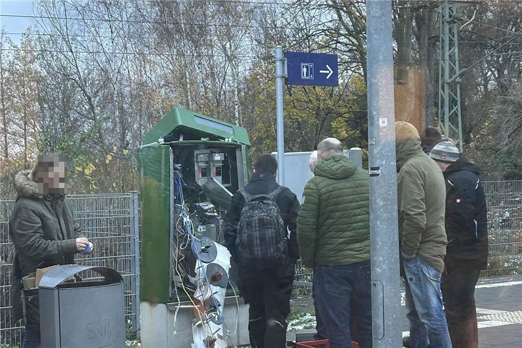 Unbekannte sprengten Fahrkartenautomaten und erbeuteten Geld So sah die Situation am Morgen für einen Fahrgast in einem haltenden Zug aus, der die Szene aus dem Zugfenster fotografierte