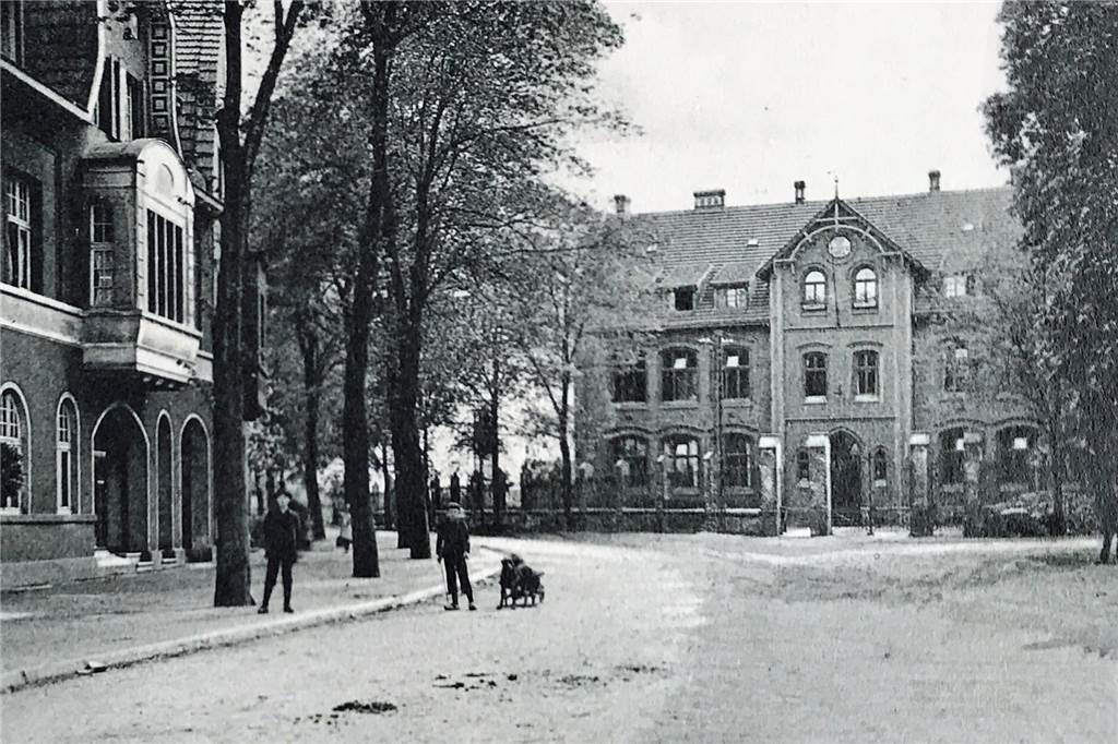 Wie geht’s weiter mit der alten Steintorschule? Ein altes schwarz-weiß-Foto aus dem Archiv zeiht: So sah die Steintorschule in Werne früher einmal aus.