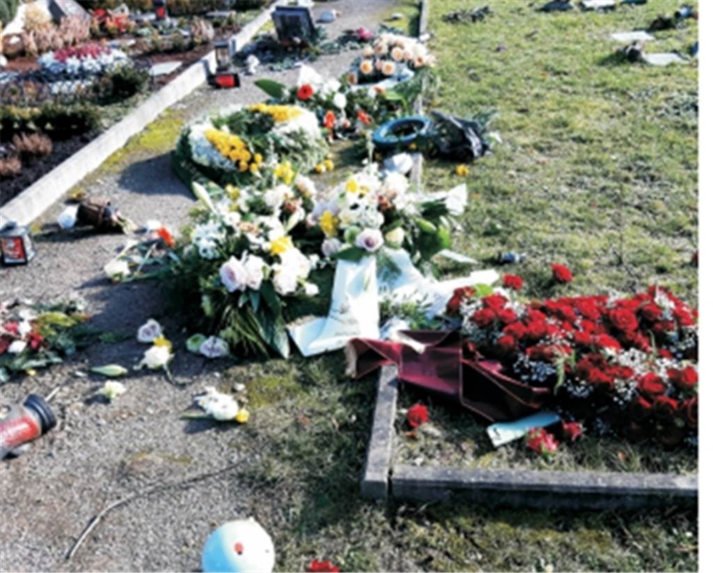 Unbekannte schänden fast 100 Gräber: „Ich kann es immer noch nicht fassen“ So sah ein frisches Grab auf dem Evangelischen Friedhof aus.