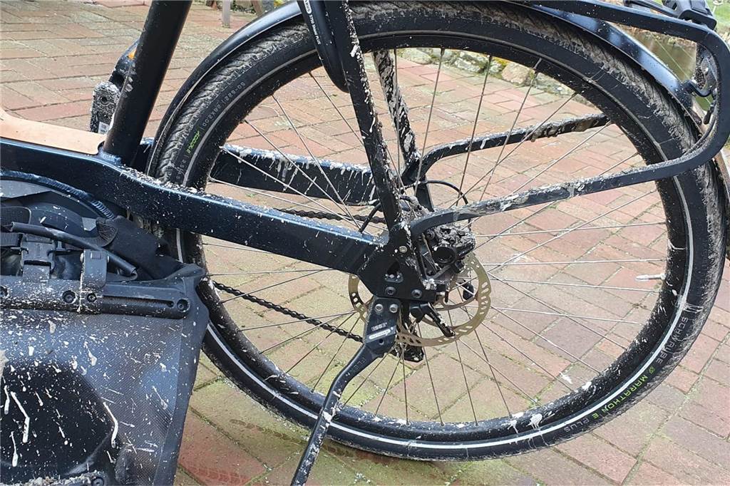 Kritik am Zustand der neuen Radwege: Bodenproben sollen Ursache klären Verdrecktes Fahrrad nach einer Tour um den See