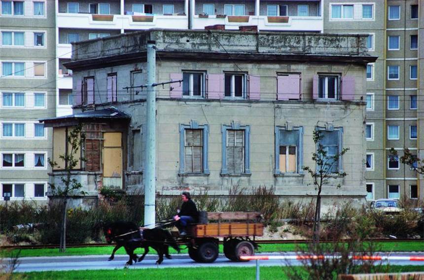 Die DDR - eine ferne fremde Welt So sah es 1989 in Ost-Berlin noch aus. Fotograf Harald Hauswald hielt die Szene fest.